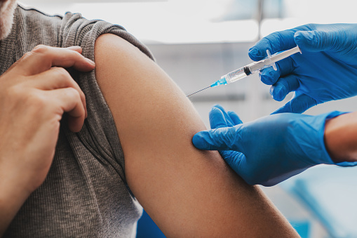 Ordinanza del Tribunale di Belluno: è legittima la condotta del datore di lavoro che impone le ferie al sanitario che si rifiuta di vaccinarsi