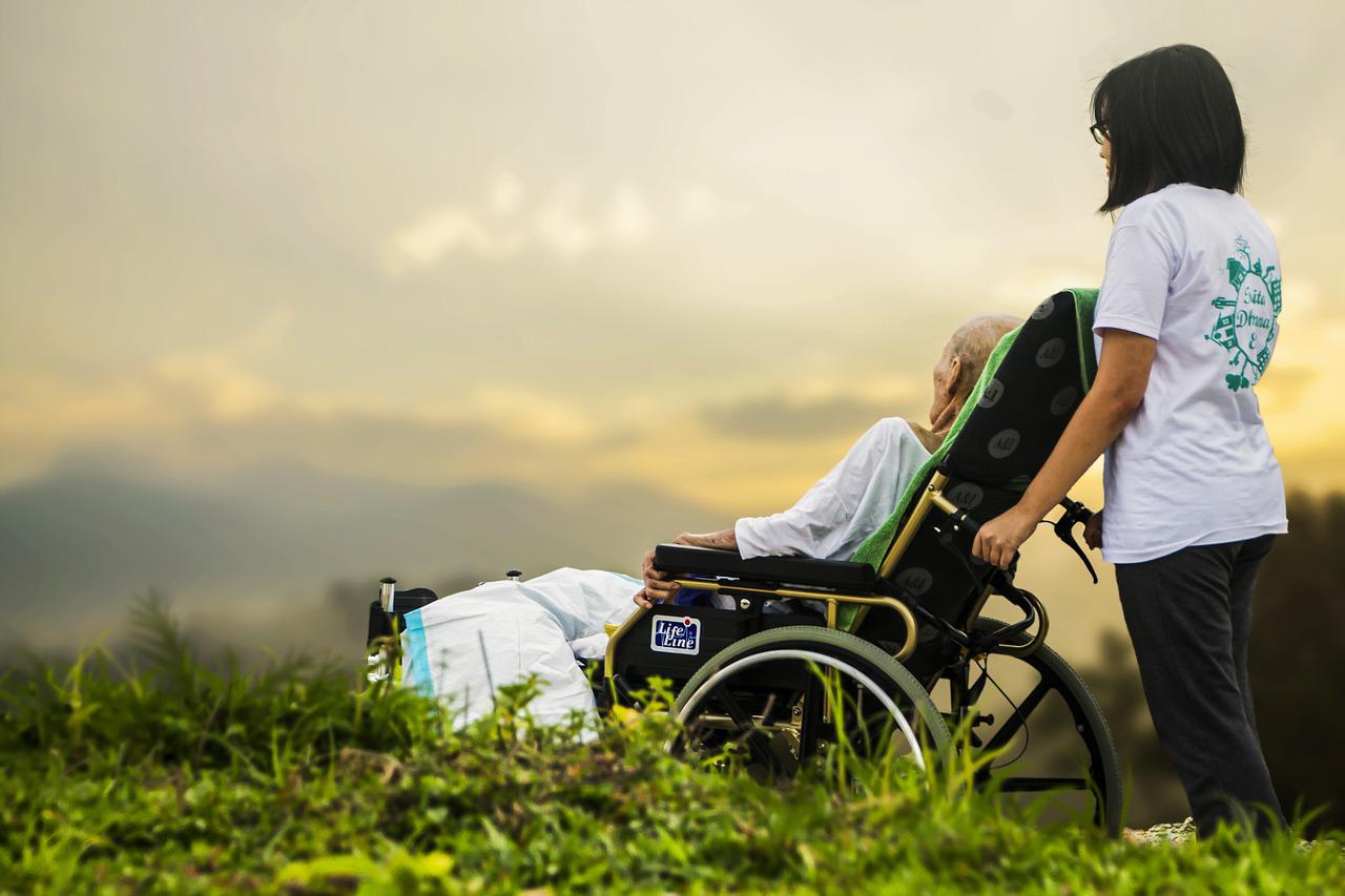 L’assenza della convivenza non impedisce al figlio di richiedere il congedo straordinario retribuito per tutelare il genitore affetto da disabilità grave